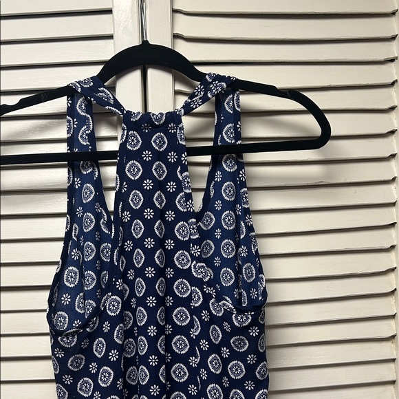 Elegant Navy and White Backless Dress - Picture 6 of 8